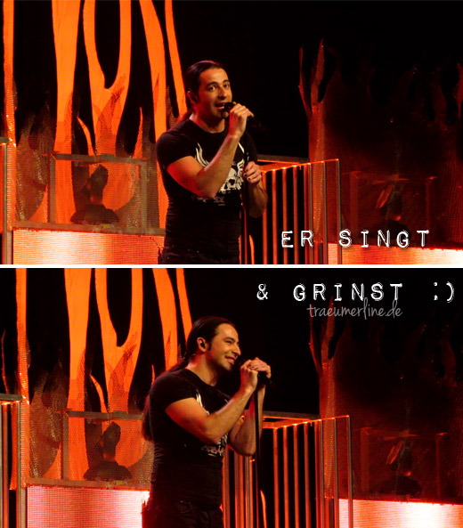 Der Bub singt & grinst vor Freude ;)